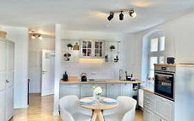 Modernes Appartement ALTE MÄDCHENSCHULE, inkl Stellplatz, E-Bike Ladestation, Boxspringbett, Business, 2 Personen, gratis Kaffee und Tee, WLAN